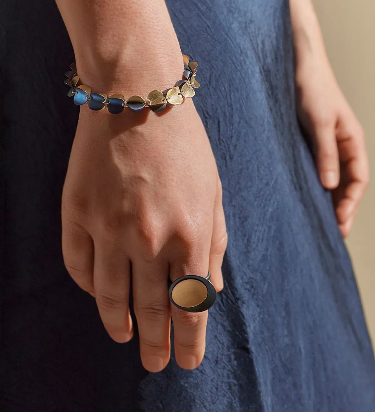 Brazalete de diversos metales combinados Lunar