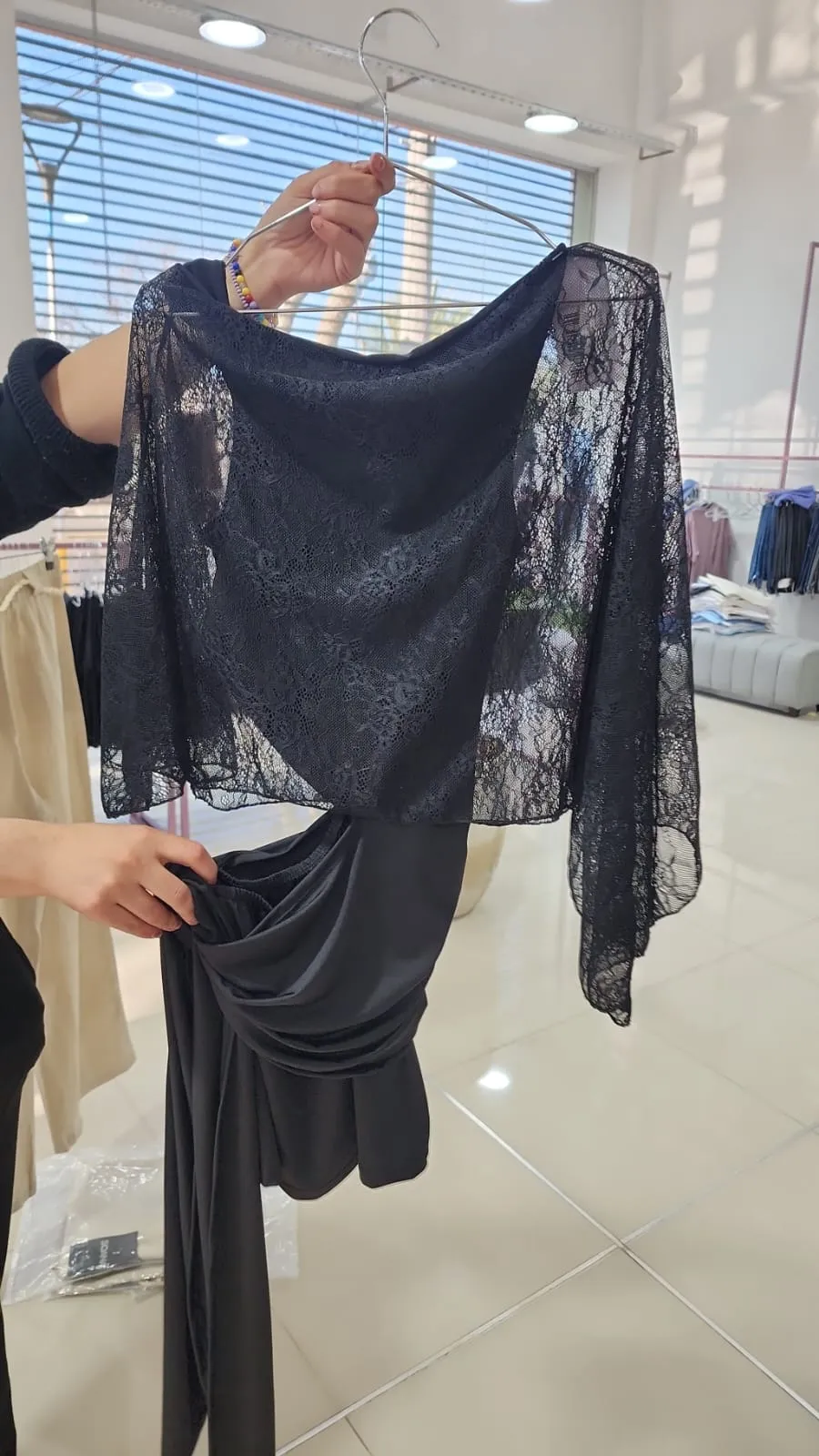 Vestido con Capa de Encaje